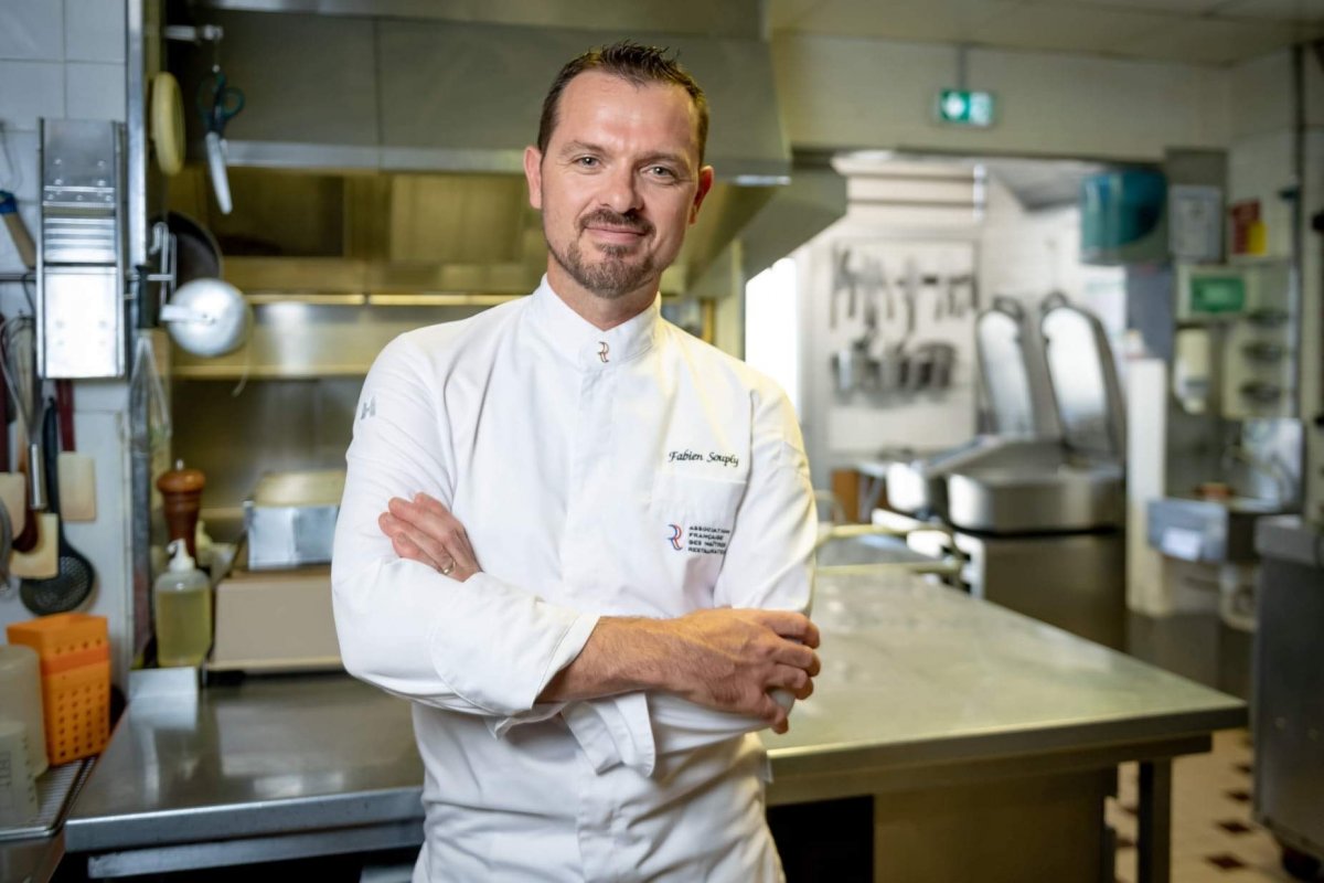 Fabien Souply dans les cuisines de son restaurant
